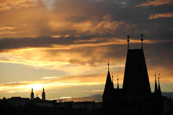 Çek Cumhuriyeti Prag 'da gün batımının muhteşem gökyüzü