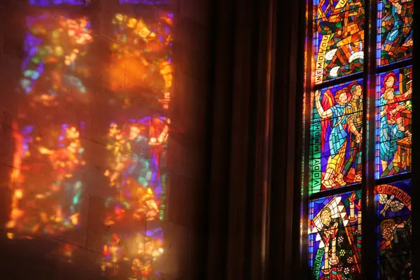 Katolik Kilisesi 'nin duvarındaki boyalı camın renkli yansıması.