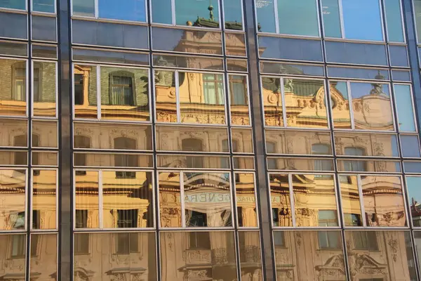 Yeni iş merkezinin camındaki eski ev yansımasında eski bir şey.