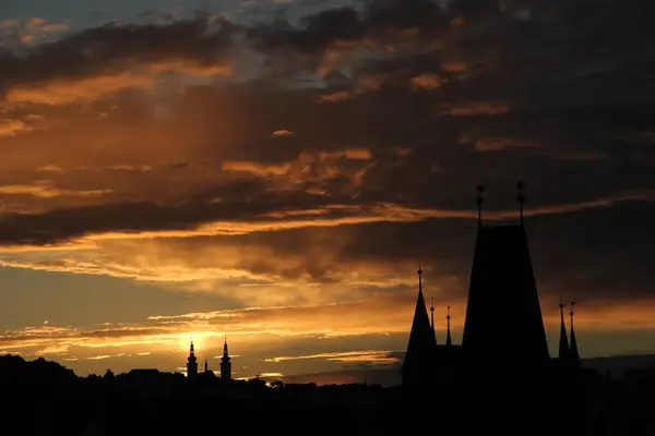 Çek Cumhuriyeti Prag 'da günbatımı gökyüzünde güzel bulutlar