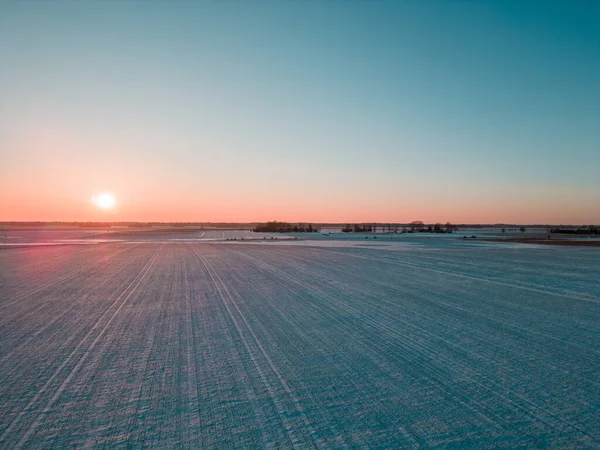 Kışın açık alanda dramatik renkli bir gün batımı. Açık Gökyüzü Bulutsuz