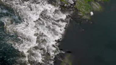 Küçük Şelale Nehri 'nin Sabit Üst Manzarası. Taştan kayaların arasından akan akıntı küçük şelale insansız hava aracı vuruşu. Yaban nehir suyu bahar günü sıçrıyor. Sinematik İHA Kamera 4K