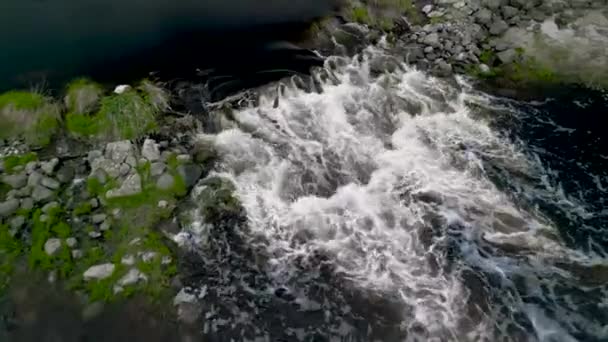 Statyczny Widok Góry Małą Rzekę Wodospad Strumień Przebiegający Przez Kamienne — Wideo stockowe