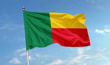 Benin bayrağı, Afrika birliği ve gücünü sembolize eden sarı ve kırmızı yatay çizgileri olan yeşil dikey bir şerit sergiliyor.