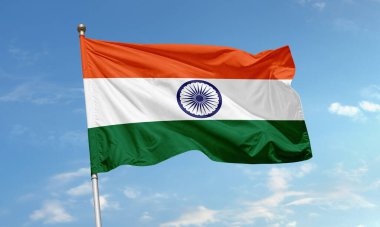 Hindistan 'ın ulusal bayrağında safran, beyaz ve yeşil yatay çizgiler ve gökyüzünde sallanan Ashoka çakrası var.