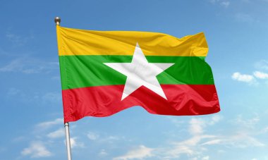 Myanmar 'ın ulusal bayrağı rüzgarda dalgalanıyor, üç renkli şerit ve merkezi beyaz bir yıldız sergiliyor