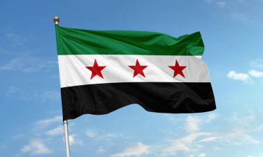 Suriye muhalefetinin bayrakları, yeşil, beyaz, siyah çizgiler ve mavi gökyüzü arkaplanına karşı el sallayan üç kırmızı yıldız