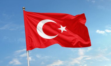 Kırmızı alanda beyaz bir hilal ve yıldız bulunan Türk bayrağının yüksek çözünürlüklü görüntüsü, bayrak direğinde gururla sallanıyor.
