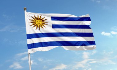 Uruguay 'ın ulusal bayrağı açık mavi gökyüzünde dalgalanıyor, mavi çizgiler ve Mayıs' ın ikonik güneşi