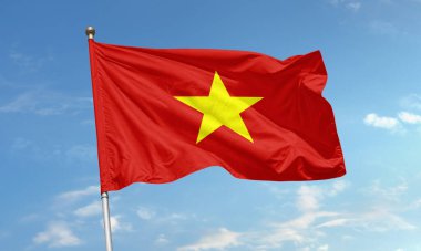 Ortasında sarı bir yıldız olan kırmızı bayrak Vietnam 'ın ulusal gurur, birlik ve sosyalist ideallerini sembolize ediyor.
