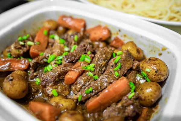 Lezzetli ev yapımı yavaş pişmiş biftek rostosu..