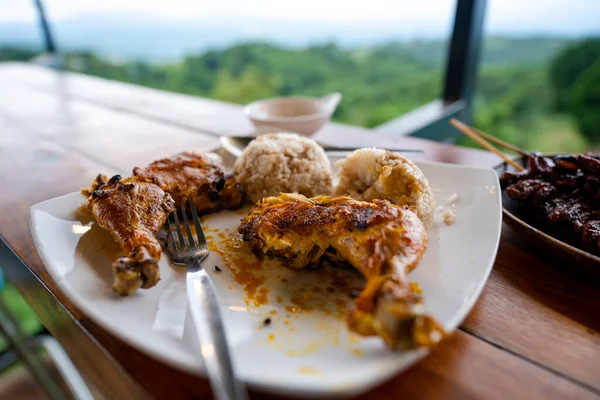 Τρώγοντας Ινασάλ Κοτόπουλο Και Isaw Απολαμβάνοντας Την Θέα Της Rizal — Φωτογραφία Αρχείου