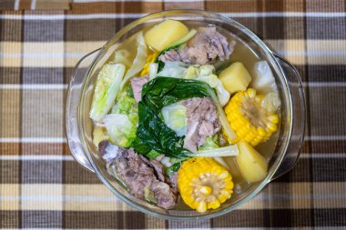 Lezzetli geleneksel Filipinli ev yapımı çorba tabağı Nilaga.