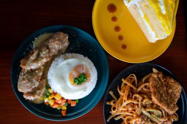 Tavuklu cordon bleu pilav ve yumurta tabakta servis edilir..