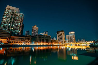 Mavi saatte Binondo-Intramuros Köprüsü olarak da bilinen Filipin-Çin arkadaşlık yayı.