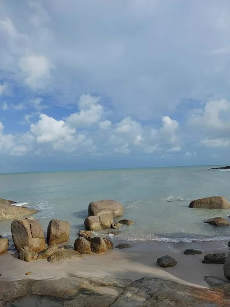Endonezya 'daki tropik plajın panoramik görüntüsü