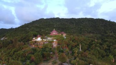 Hillside 'daki Serene Pagoda