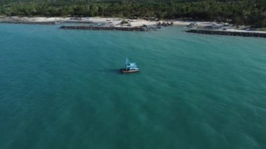 Büyüleyici hava görüntüleri Bangka, Endonezya 'daki geleneksel deniz aşırı kalay madenciliğini yakalıyor ve çevresel etkisini gözler önüne seriyor.