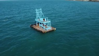Büyüleyici hava görüntüleri Bangka, Endonezya 'daki geleneksel deniz aşırı kalay madenciliğini yakalıyor ve çevresel etkisini gözler önüne seriyor.