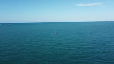 Büyüleyici hava görüntüleri Bangka, Endonezya 'daki geleneksel deniz aşırı kalay madenciliğini yakalıyor ve çevresel etkisini gözler önüne seriyor.
