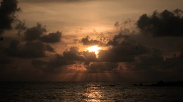 Şafağın Sarılması Deniz Üzerindeki Bulutların Ardında Güneş Doğuyor — Stok fotoğraf