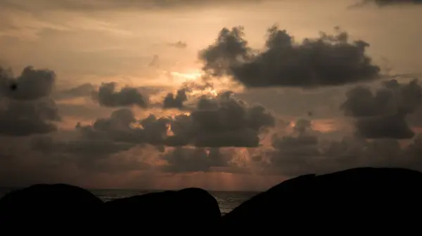 Şafağın Sarılması Deniz Üzerindeki Bulutların Ardında Güneş Doğuyor — Stok fotoğraf