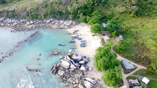 Αεροφωτογραφία Της Παραλίας Των Βράχων Και Της Άμμου Τροπικό Νησί — Αρχείο Βίντεο