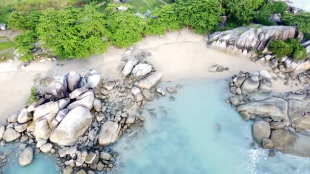 Letecký Pohled Pláž Skály Písek Tropický Ostrov Indonéské Zemi — Stock video