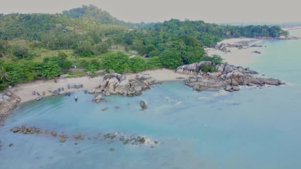 ビーチ 砂の空中ビュー インドネシアの熱帯の島 — ストック動画