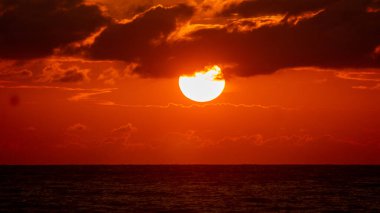 Denizin üzerinde gün batımı 