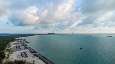 Tayland 'daki Samui Adası' nda palmiye ağacı ve mavi bulutlu güzel tropikal sahil ve deniz manzarası. 