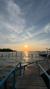 Denizin üzerinde güzel bir gün batımı