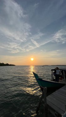 Denizin üzerinde güzel bir gün batımı