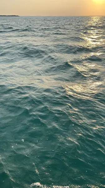 Denizin Üzerinde Güzel Bir Gün Batımı Doğa Arkaplanı — Stok fotoğraf