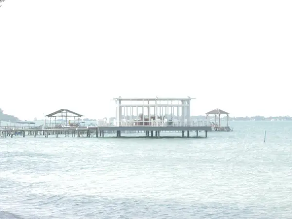 海滨欢乐 沿着海岸线 有一家迷人的海滨咖啡馆 为海滨游客提供了一个宁静的避风港 — 图库照片