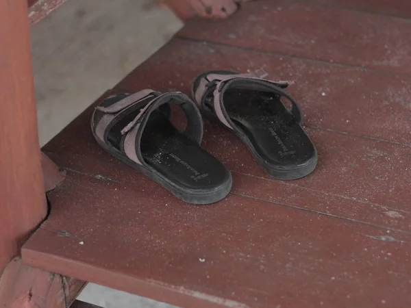 Şık ve rahat bir çift sandalet, yaz maceralarınız için mükemmel. Bu sandaletler hem moda hem de işlev için tasarlanmıştır, dayanıklı malzemelerle klasik bir tasarım içerir..