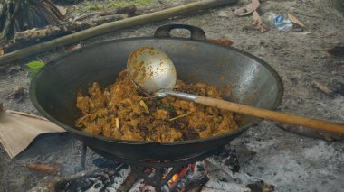 Kazanda ateşte pişen rendang.
