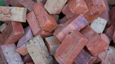 Yıpranmış Tuğla Yığını Geçmişi, İnşaat malzemeleri