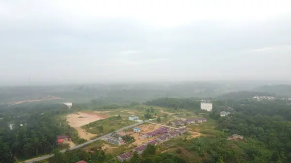 Sabahları sisli havayla küçük bir kasaba manzarası.