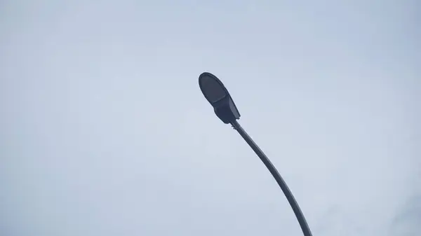 Şehir parkında mavi gökyüzü arka planına sahip bahçe lambası.