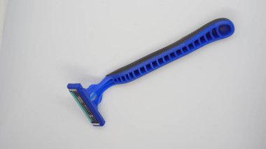 Beyaz Arkaplanda Bıyık ve Sakal Tıraşı İçin Mavi Ustura