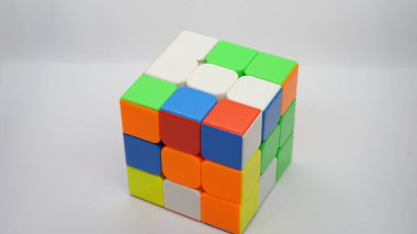 Beyaz Arkaplanda Çözülmemiş Rubik Küpü