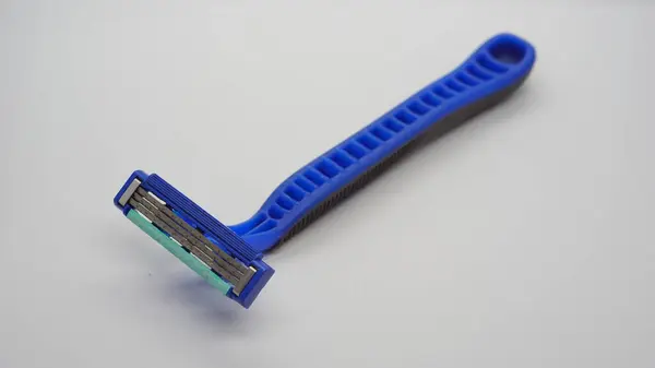 Beyaz Arkaplanda Bıyık ve Sakal Tıraşı İçin Mavi Ustura