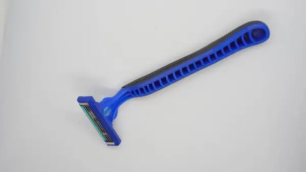 Beyaz Arkaplanda Bıyık ve Sakal Tıraşı İçin Mavi Ustura