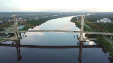 Siak, Riau, Endonezya 'daki Tengku Agung Sultanah Latifah Köprüsü' nün insansız hava aracı görüntüleri