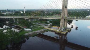 Siak, Riau, Endonezya 'daki Tengku Agung Sultanah Latifah Köprüsü' nün insansız hava aracı görüntüleri