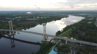 Siak, Riau, Endonezya 'daki Tengku Agung Sultanah Latifah Köprüsü' nün insansız hava aracı görüntüleri