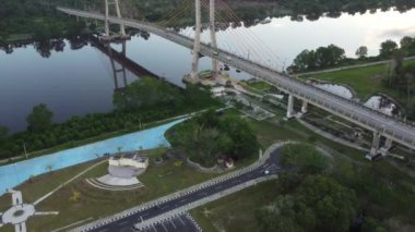 Siak, Riau, Endonezya 'daki Tengku Agung Sultanah Latifah Köprüsü' nün insansız hava aracı görüntüleri