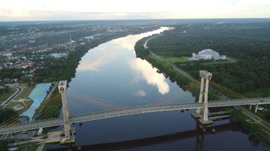 Siak, Riau, Endonezya 'daki Tengku Agung Sultanah Latifah Köprüsü' nün insansız hava aracı görüntüleri