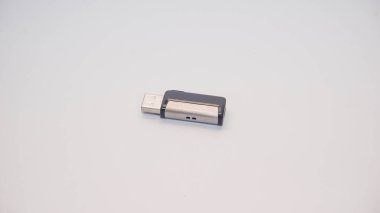 Beyaz arkaplandaki usb flash diski